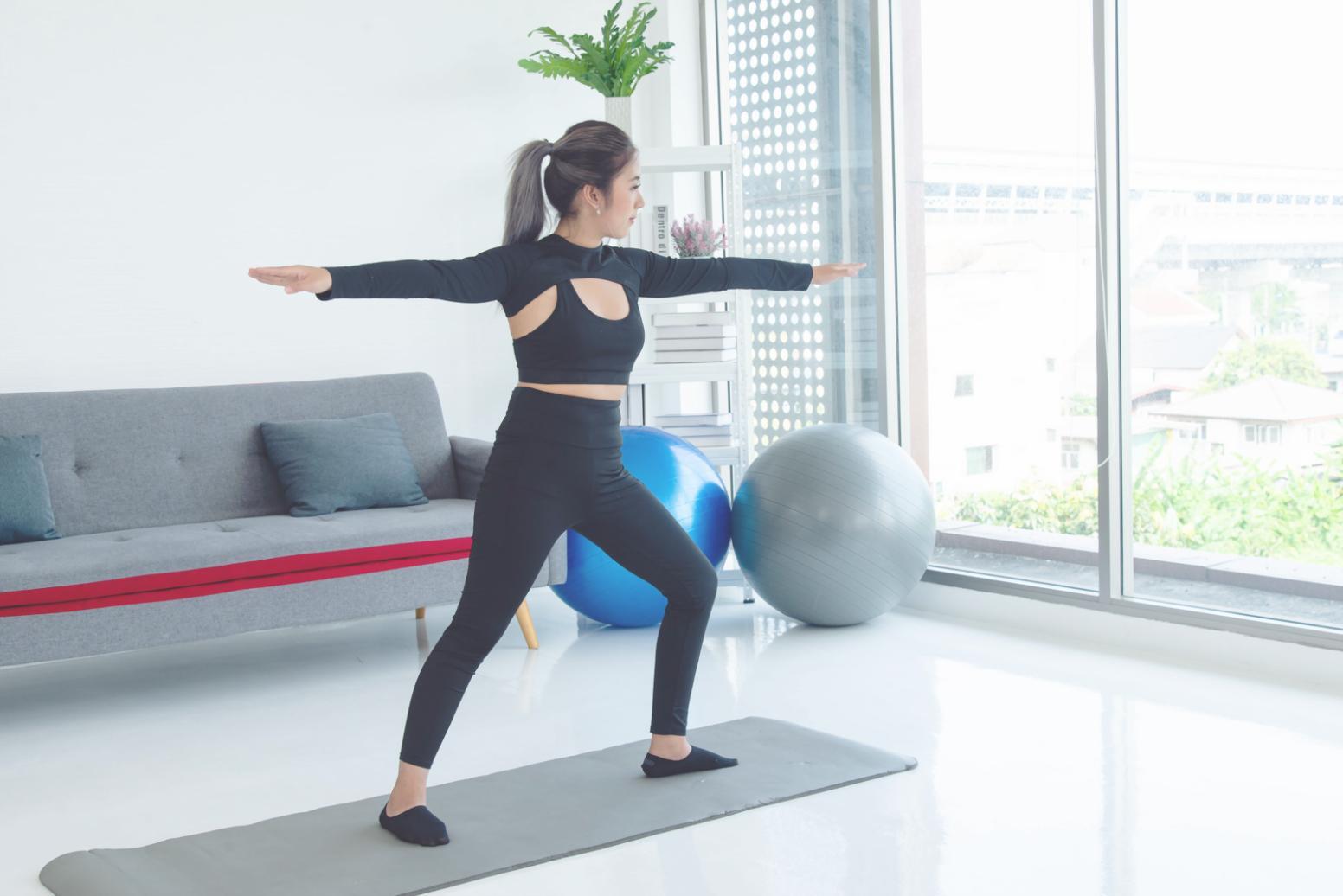 Ambiente sereno per la pratica meditativa con elementi naturali e strumenti musicali