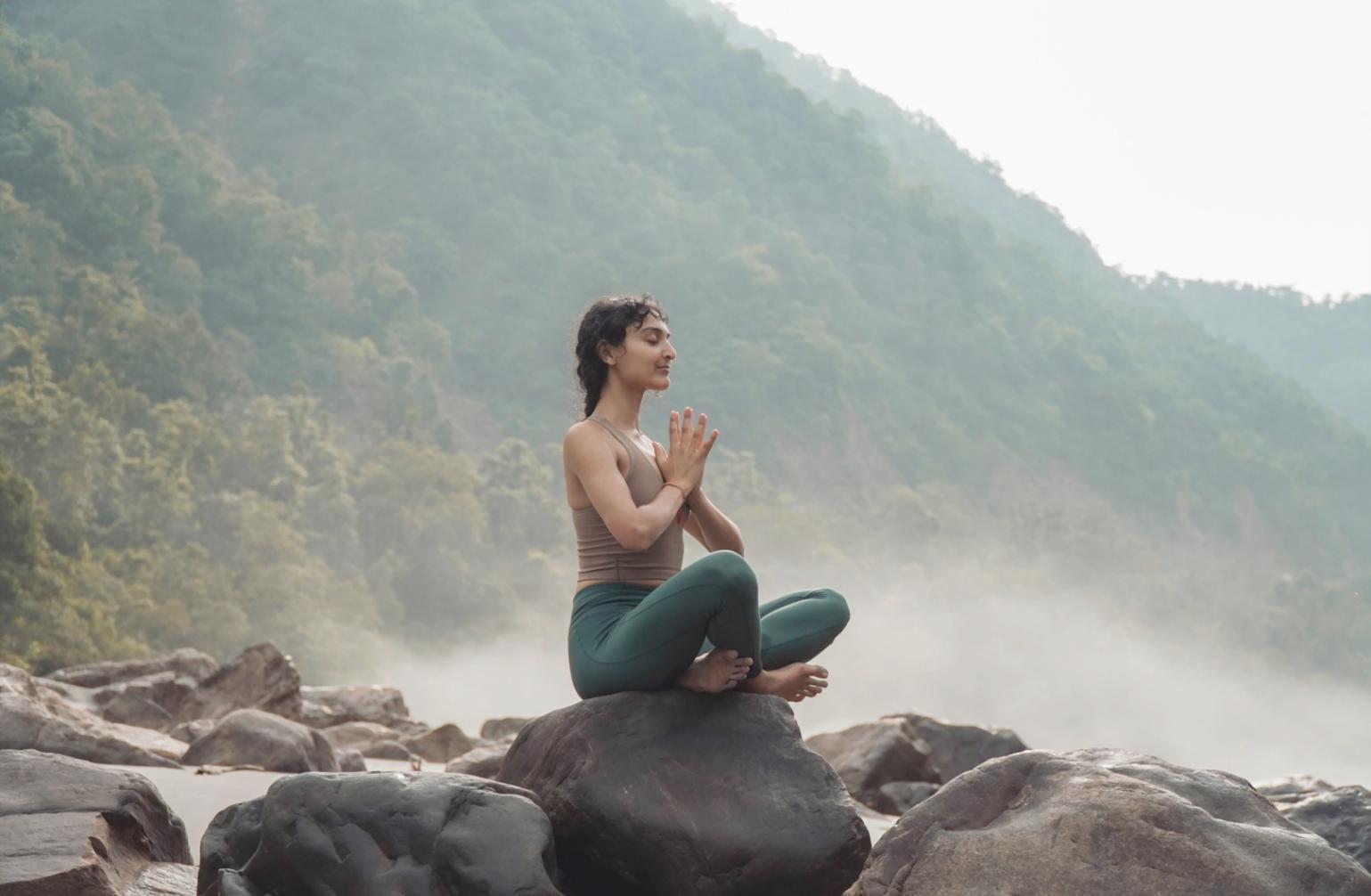 Ambiente sereno per la meditazione con elementi naturali